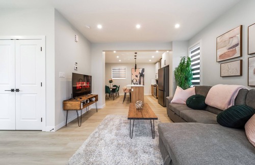North Central Edmonton House | ExoticLUSHquietRetreatKingBed|WIFI|Parking|WEM