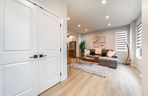 North Central Edmonton House | ExoticLUSHquietRetreatKingBed|WIFI|Parking|WEM