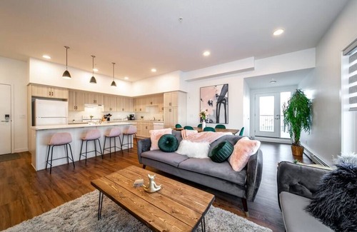 North Central Edmonton Apartment | ExoticLushRainforestCRsuitU/GKingWifi