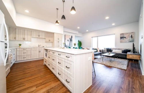 North Central Edmonton Apartment | ExoticLushRainforestCRsuitU/GKingWifi