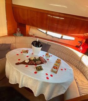 Carnon-Plage Boat Rental | Expérience luxueuse sur un yacht