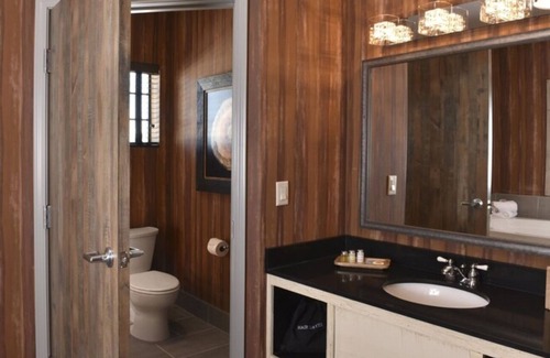 Broken Arrow Hotel | Expanded King Cosmo Suite, Stoney Creek, Balcony, Private Whirlpool!