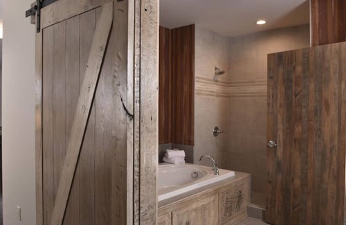 Broken Arrow Hotel | Expanded King Cosmo Suite, Stoney Creek, Balcony, Private Whirlpool!