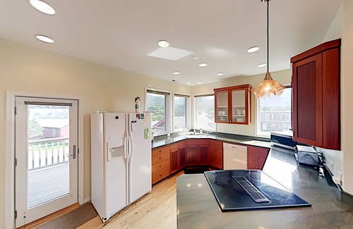 Neskowin House | Expansive Beach Retreat | 2 Decks & Balcony | Corner Lot, 50’ to Ocean