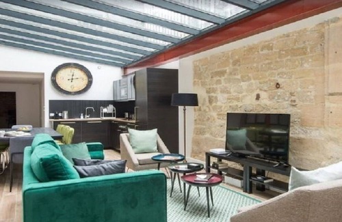 Quartier du Mail Apartment | Expansive skylights-a 4 bedroom Montrogueil luxury