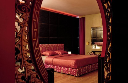 Ghent Bed & Breakfast | Experience a unique overnight stay in the Shanghai suite!