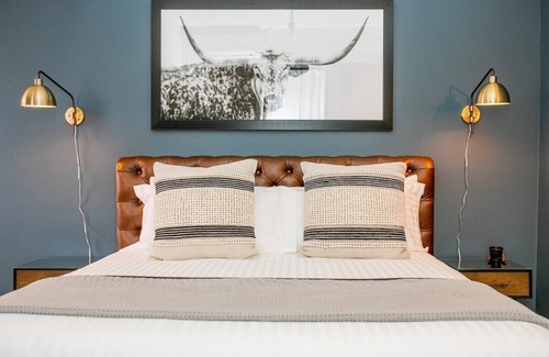 Jacksonville Hotel | Experience charming Jacksonville, OR in this 8-bedroom Historic Inn. Enjoy a wine country getaway with 8 private bedrooms. Walk to dining, shopping, and the famed Britt Festival grounds.
