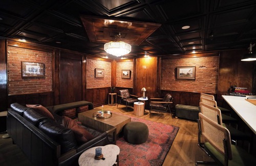 Jacksonville Hotel | Experience charming Jacksonville, OR in this 8-bedroom Historic Inn. Enjoy a wine country getaway with 8 private bedrooms. Walk to dining, shopping, and the famed Britt Festival grounds.