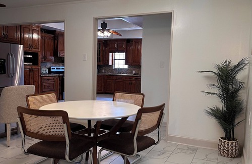 McAllen House | Experience comfort and convenience in this beautifully appointed McAllen retreat