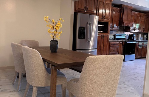 McAllen House | Experience comfort and convenience in this beautifully appointed McAllen retreat