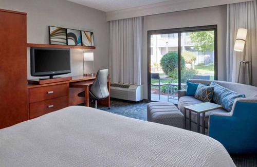 Eden Prairie Hotel | Experience Comfort and Convenience! Indoor Pool, Pets Are Allowed with Fee