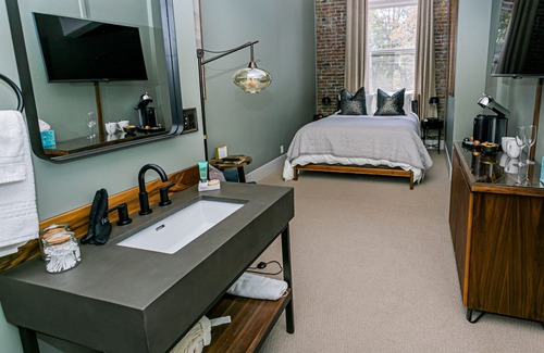 Jacksonville Hotel | Experience historic Jacksonville! This 1 BR Queen Guest Room offers boutique charm in the heart of wine country. Walk to the Britt Festival, Nespresso machine included. Ideal for a downtown escape for two.