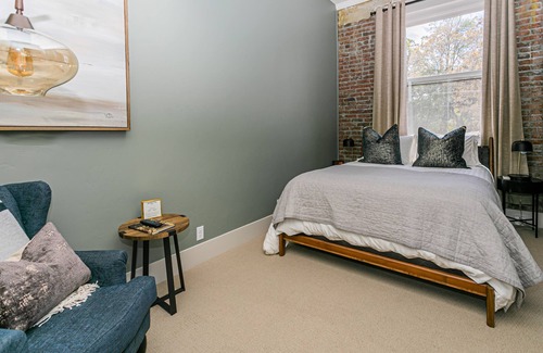 Jacksonville Hotel | Experience historic Jacksonville! This 1 BR Queen Guest Room offers boutique charm in the heart of wine country. Walk to the Britt Festival, Nespresso machine included. Ideal for a downtown escape for two.