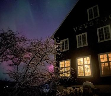 Vestre Slidre Apartment | Experience Jotunheimen from Vevstogo - sauna with a view and eco living in an old school building