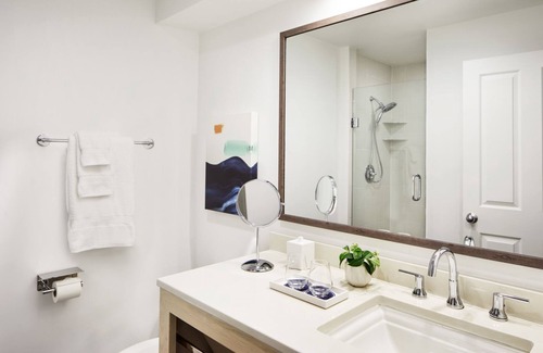 Key West Hotel | Experience Key West! Suite with Private Terrace & Free Shuttle Service!