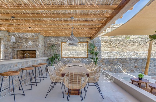 Xilokeratidi House | Experience luxurious living in this modern villa with stunning views