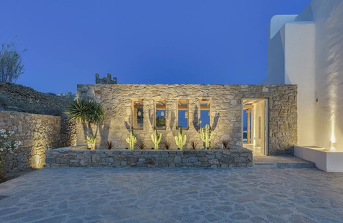 Xilokeratidi House | Experience luxurious living in this modern villa with stunning views