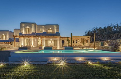 Xilokeratidi House | Experience luxurious living in this modern villa with stunning views