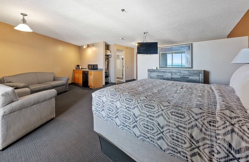 Put-in-Bay House | Experience Luxury and Comfort in Our Spacious Suite with Room Divider 318