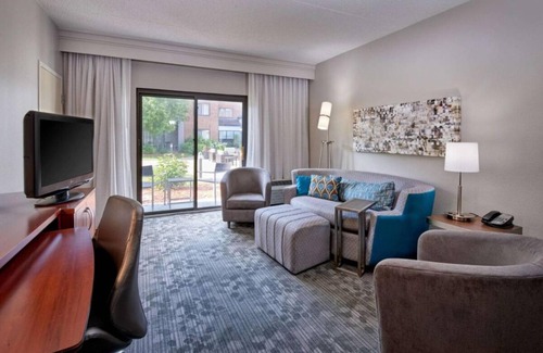 Eden Prairie Hotel | Experience Maximum Comfort! Spacious Unit, Indoor Pool, Pets Allowed with Fee