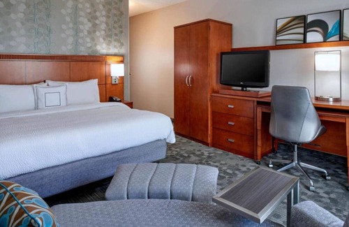 Eden Prairie Hotel | Experience Maximum Comfort! Spacious Unit, Indoor Pool, Pets Allowed with Fee