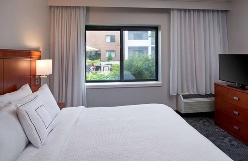 Eden Prairie Hotel | Experience Maximum Comfort! Spacious Unit, Indoor Pool, Pets Allowed with Fee