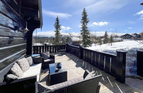 Mælem House | Experience peace and nature in a holiday home with mountain views and sauna.
