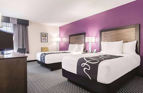 Myrtle Beach Hotel | Experience Poolside Joy & Grab-and-Go Breakfast in 2 Cozy Hotel Rooms