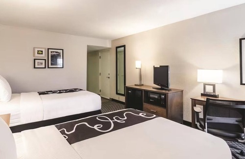 Myrtle Beach Hotel | Experience Poolside Joy & Grab-and-Go Breakfast in 2 Cozy Hotel Rooms