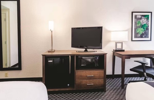 Myrtle Beach Hotel | Experience Poolside Joy & Grab-and-Go Breakfast in 2 Cozy Hotel Rooms