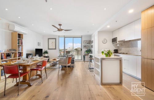 Port Melbourne Apartment | Experience Port Melbourne on Delightful Dow Street