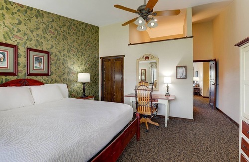 Columbia Hotel | Experience Rustic Elegance & Comfort in Delightful Columbia! Parking