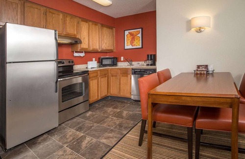 Charleston Hotel | Experience Southern Hospitality in the Heart of Charleston! Pool, Tennis Court!