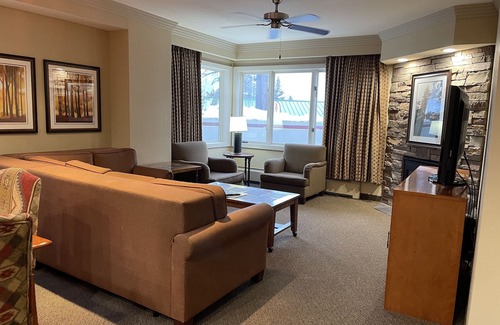 Tahoe Village Resort | Experience Tahoe's Ski Scene at Holiday Inn Club Vacations Tahoe Ridge Resort