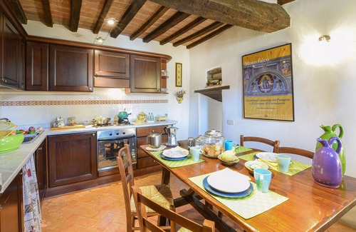 Acqua Loreto Apartment | Experience the idyllic atmosphere of Umbria in this charming holiday apartment with pool access