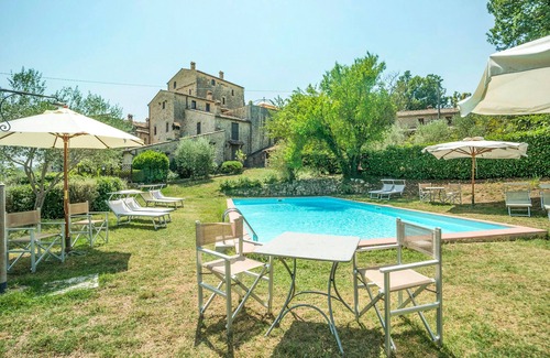 Acqua Loreto Apartment | Experience the idyllic atmosphere of Umbria in this charming holiday apartment with pool access