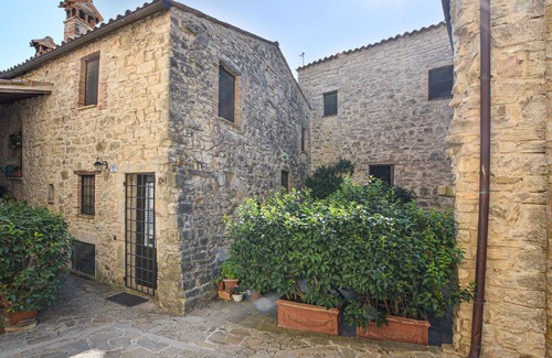 Acqua Loreto Apartment | Experience the idyllic atmosphere of Umbria in this charming holiday apartment with pool access