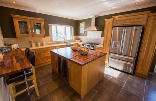 Merthyr Tydfil House | Experience the magic of Wales, take in mountain views with family and friends!