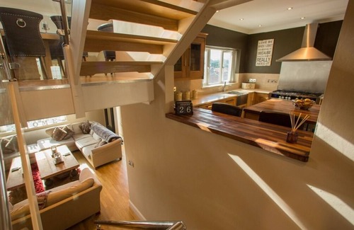 Merthyr Tydfil House | Experience the magic of Wales, take in mountain views with family and friends!