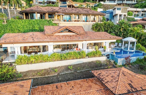 Playa Hermosa House | Experience the pinnacle of luxury at Casa del Mar, a stunning 4-bedroom home located in the prestigious Hermosa Heights.