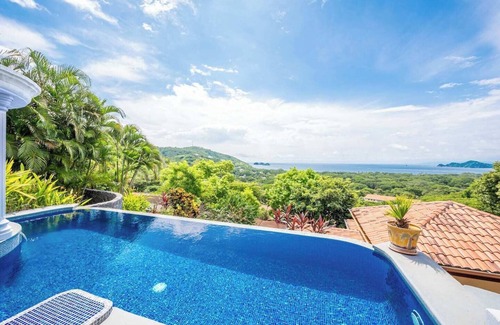 Playa Hermosa House | Experience the pinnacle of luxury at Casa del Mar, a stunning 4-bedroom home located in the prestigious Hermosa Heights.