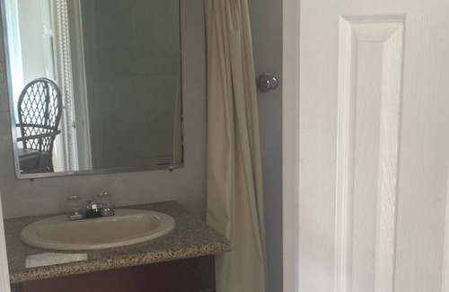 Coral Harbour Apartment | Experience the Real Bahamas, 10 mins from the Airport, On the Beach