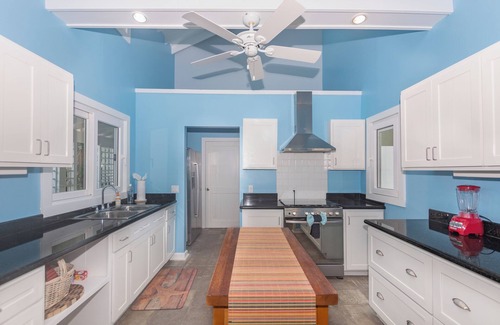 Antoneys Cay House | Experience tropical living at Casa Afortunada, 4-bedroom home with stunning ocean views.