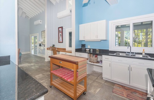 Antoneys Cay House | Experience tropical living at Casa Afortunada, 4-bedroom home with stunning ocean views.