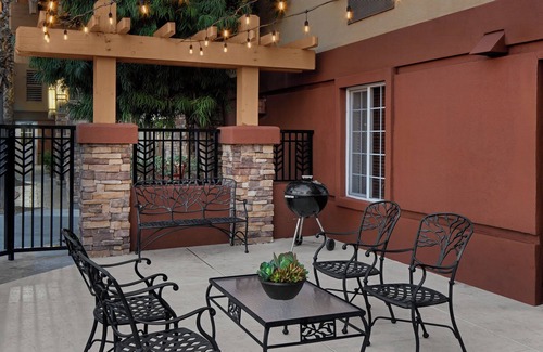 Renton House | Experience Utmost Comfort! Free Airport Shuttle, Free Parking, Full Kitchen!