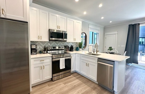 River District Boat Rental | Explore at The Cove- Houseboat in Downton Wilmington