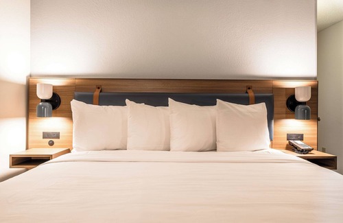 Richardson Hotel | Explore Culture! Pool, Pets Allowed, Minutes to Heights Family Aquatic Center