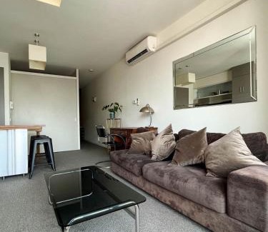 Windsor Apartment | Explore Melbourne from this Chic 1BR in Windsor