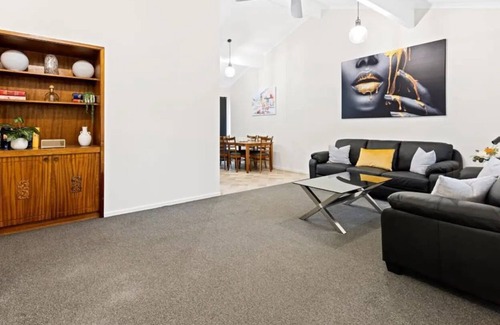 Mildura House | Explore Mildura from this charming 3BR home. Ideal for groups up to 6!