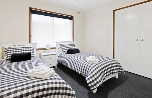 Mildura House | Explore Mildura from this charming 3BR home. Ideal for groups up to 6!